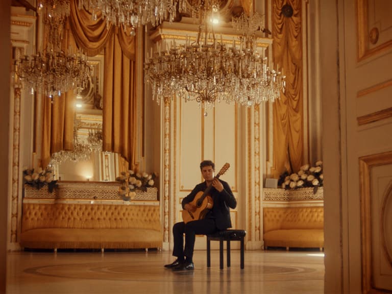 DOCUMUSIC A GUITAR IN A CASTLE